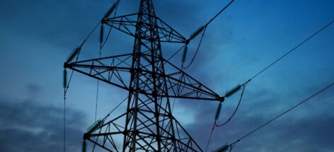 Kiedy producent płaci za sprzedaż energii — VAT i CIT przy cenach ujemnych
