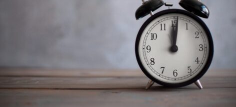 Krótsza noc w pracy a pełne wynagrodzenie – jak zmiana czasu wpływa na pracę?